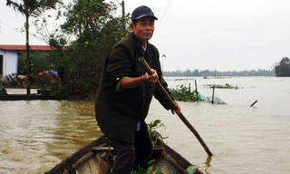 Khen thưởng cụ ông 73 tuổi cứu nữ sinh trong lũ