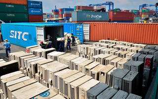 Bắt giữ 3 container hàng cấm nhập tại cảng Cát Lái