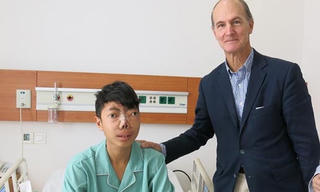 Hành trình 8 năm tìm lại cuộc đời của cậu bé 'không có mặt'