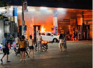 Ô tô húc đổ cột bơm xăng, bốc cháy dữ dội