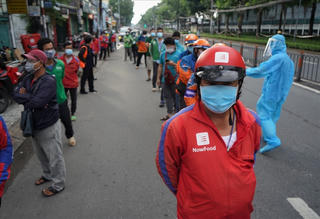 Vì sao số lượng shipper ở TP HCM tăng gấp 5 lần?