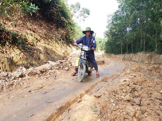 Xuống cấp trầm trọng đường vào di tích lăng mộ Đặng Huy Trứ