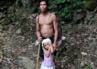 Bé gái 5 tuổi dắt cha mù đi làm mỗi ngày