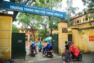 Hà Nội: Phụ huynh đội mưa đến trường xác nhận nhập học lớp 10