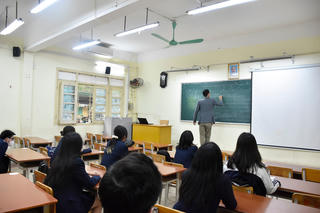 Vừa dạy trực tiếp, vừa dạy trực tuyến: Trường học xoay xở thế nào?