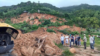 16 tiếng đào bới tìm nạn nhân bị đất đá vùi ở Nha Trang