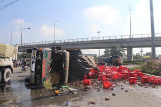Xe tải lật, đổ bia vùi 2 người đi đường