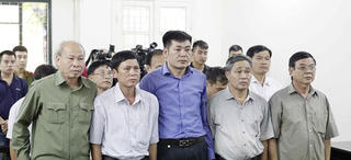 Xét xử vụ vi phạm quản lý đất ở Đồng Tâm: 9 bị cáo được giảm án