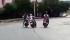 Đánh người, cướp xe máy trước trụ sở công an