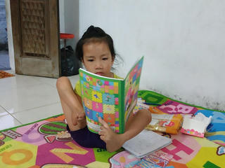 Nghị lực phi thường của cô bé không tay