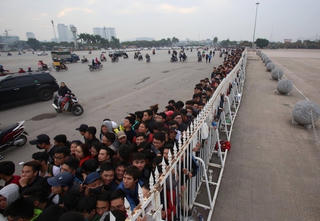 [ẢNH]: CĐV xếp hàng xuyên đêm, chờ mua vé trận Việt Nam - Indonesia