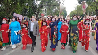 Nhiều sản phẩm tạo làn gió mới cho thị trường Ngày Quốc tế phụ nữ 8-3