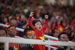 Người hâm mộ vỡ òa khi 'cơn mơ 10 năm' AFF Cup thành hiện thực