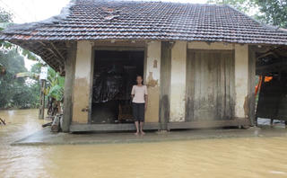 Kiệt quệ vì lũ kép