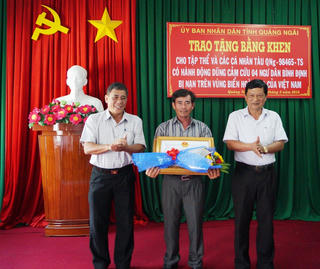 Trao tặng Bằng khen cho ngư dân dũng cảm cứu người