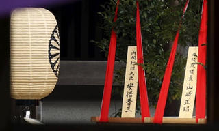 Thủ tướng Nhật Bản gửi lễ vật đến đền Yasukuni