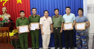 Thưởng nóng 2 công an và người dân bắt cướp trong đêm giao thừa