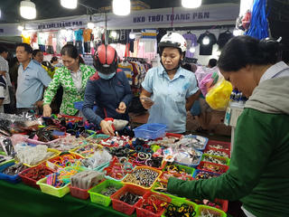 TP Hồ Chí Minh: Hàng trong siêu thị tăng hơn 30%