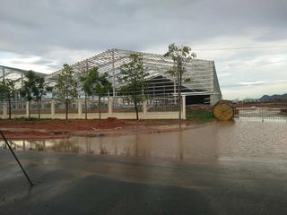 Lốc xoáy tại xưởng sản xuất xe hơi khiến 4 công nhân thương vong