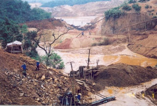Nơi càng giàu khoáng sản, dân càng khổ