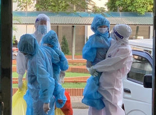 Chỉ định cán bộ chăm sóc trẻ tại khu cách ly nếu cha, mẹ không thể đi cùng