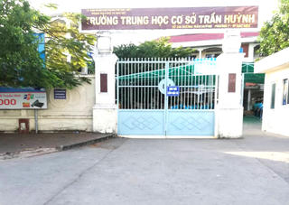 Phụ huynh xúc phạm thầy giáo vì chiếc quần soóc