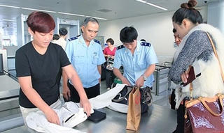 Kỷ luật cảnh cáo đội trưởng hải quan sân bay