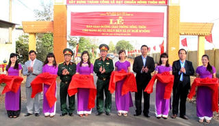 Bàn giao hơn 11 km đường nông thôn mới do quân đội hỗ trợ