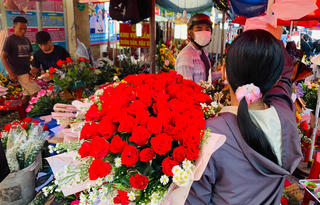 Đông nghịt người mua hoa tươi chúc mừng ngày 8-3