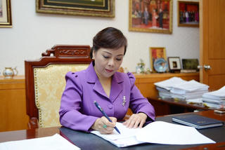 Bộ trưởng Nguyễn Thị Kim Tiến chúc mừng thầy, cô giáo ngành Y tế
