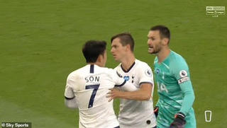 Son Heung-min và Hugo Lloris xô xát ngay trước mặt Jose Mourinho