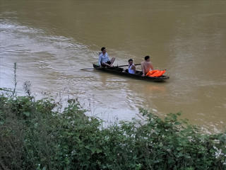 Đi qua cầu tràn, 3 mẹ con bị nước cuốn trôi