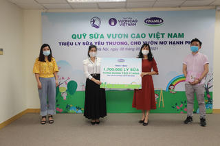 Quỹ sữa vươn cao Việt Nam tiếp tục hành trình trao sữa cho trẻ em tại 26 tỉnh thành