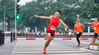 9X người Tày chụp ảnh, tặng cho hàng trăm người lạ trên phố