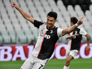 C.Ronaldo tỏa sáng rực rỡ, Juventus tiến rất gần tới chức vô địch Serie A