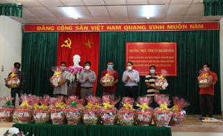 Khánh Hòa: Tặng quà cho các hộ ngư dân có hoàn cảnh khó khăn do đại dịch Covid-19