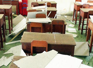 Sập trần lớp học ở miền Tây, 9 học sinh bị thương