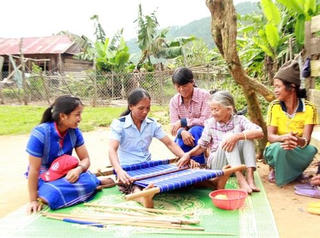 Phụ nữ vùng khó thoát nghèo