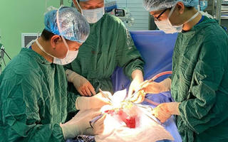 Phẫu thuật thành công cho bé trai 14 ngày tuổi với khối u máu lớn trong gan