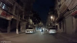 Nam thanh niên nghi say rượu nằm lăm giữa đường bất chấp xe cộ