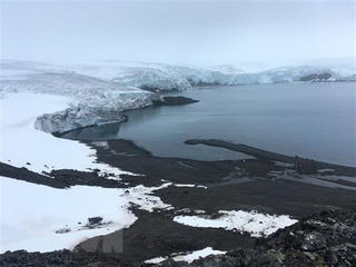 Lớp băng bao phủ trên đảo Greenland tan giữa mùa Đông