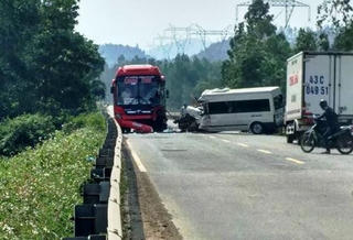 Ba người trên xe Ford thương vong vì tông xe khách ngược chiều
