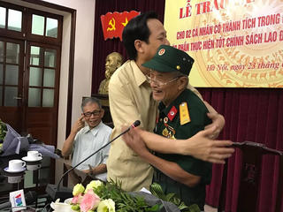 Trao bằng khen cho 2 lão nông tố cáo tham nhũng