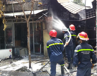 Thợ hàn bất cẩn khiến 3 cửa hàng bị cháy rụi