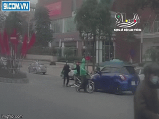 Cầm dao bầu 'lùa' xe ôm công nghệ sau va chạm