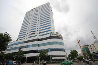 Rơi thang máy, 10 người nhập viện