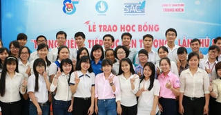 Trao 69 suất học bổng “Trung Kiên - Tiếp sức đến trường” cho sinh viên