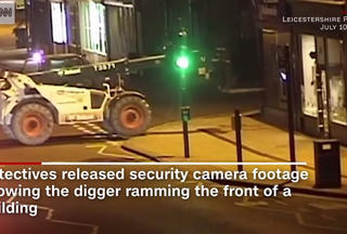 Trộm dùng máy xúc đào cả cây ATM