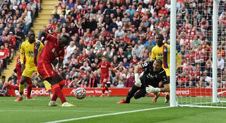Mane lập kỷ lục hiếm có giúp Liverpool chiếm ngôi đầu Ngoại hạng Anh