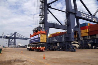 Tàu container lớn hàng đầu thế giới cập cảng quốc tế Cái Mép